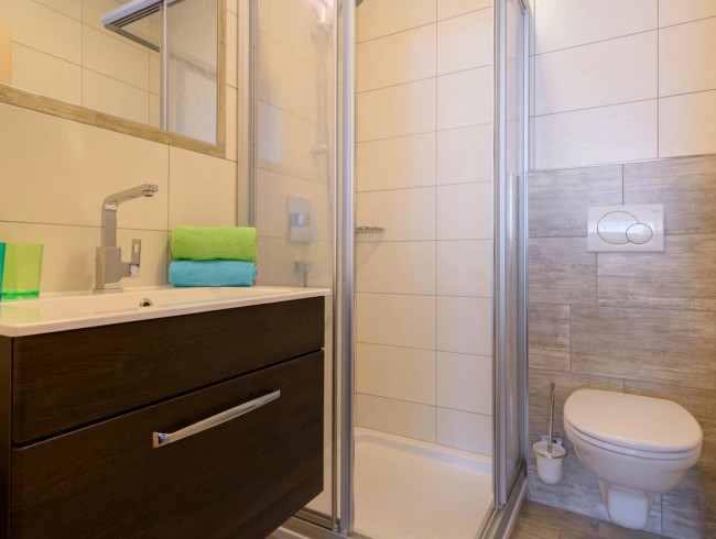 Modernes Badezimmer mit Dusche