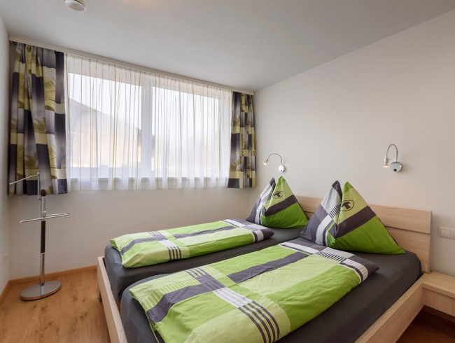 Schlafzimmer mit gemütlichem Doppelbett